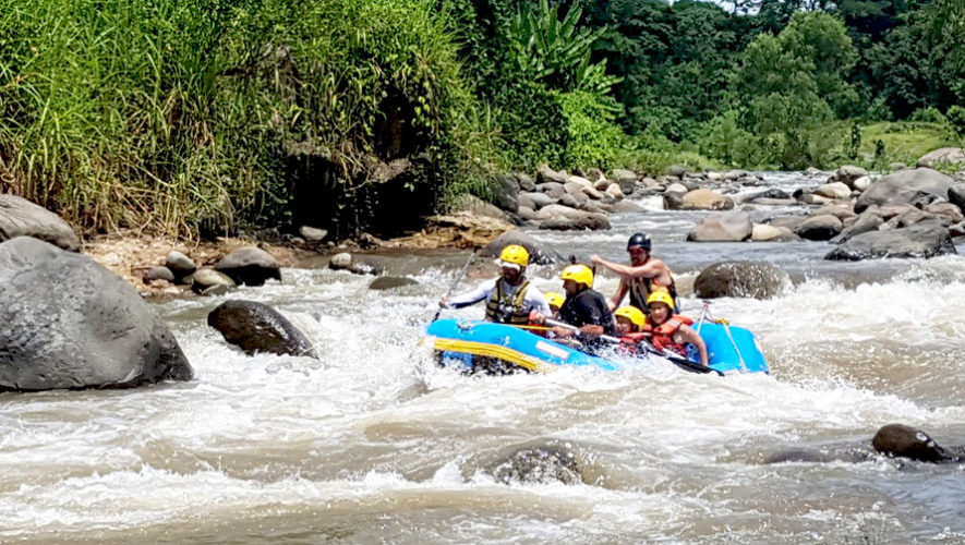 Viaje-de-un-dia-para-practicar-rafting-en-el-Rio-Coyolate-885×500